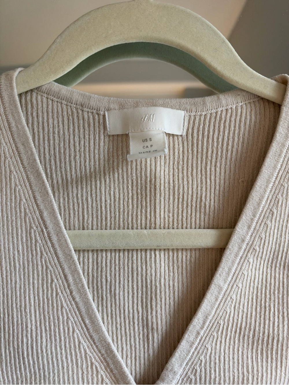 H&M Cream Ribbed Button-Front V-Neck Tank - Picture 2 of 4